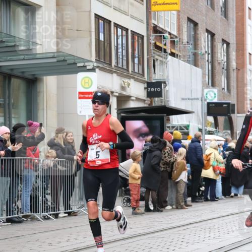 05.10.2025 - 20. swb-Marathon Bremen Strokosch-Dieckow http://msf.ph/oto/9293084 05.10.2025 12:44:13 Ziel 5, 6, 8, 263, 1618, 1687, 2175, 9110, 5, 6, 8, 263, 1618, 1687, 2175, 9110 meine-sportfotos.de