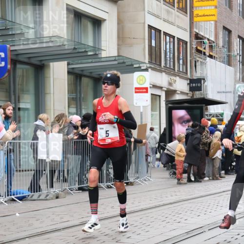 05.10.2025 - 20. swb-Marathon Bremen Strokosch-Dieckow http://msf.ph/oto/9293094 05.10.2025 12:44:13 Ziel 5, 6, 8, 263, 1618, 1687, 2175, 9110, 5, 6, 8, 263, 1618, 1687, 2175, 9110 meine-sportfotos.de