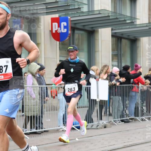05.10.2025 - 20. swb-Marathon Bremen Strokosch-Dieckow http://msf.ph/oto/9293148 05.10.2025 12:44:17 Ziel 5, 6, 8, 263, 1618, 1687, 2175, 9110, 5, 6, 8, 263, 1618, 1687, 2175, 9110 meine-sportfotos.de