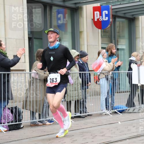 05.10.2025 - 20. swb-Marathon Bremen Strokosch-Dieckow http://msf.ph/oto/9293158 05.10.2025 12:44:18 Ziel 5, 6, 8, 263, 1618, 1687, 2175, 9110, 5, 6, 8, 263, 1618, 1687, 2175, 9110 meine-sportfotos.de