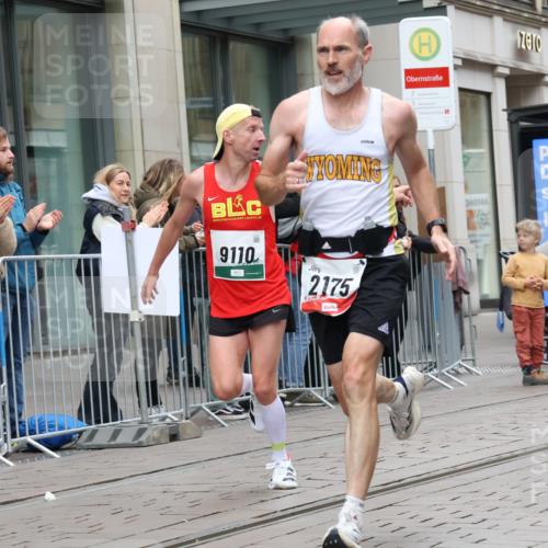 05.10.2025 - 20. swb-Marathon Bremen Strokosch-Dieckow http://msf.ph/oto/9293163 05.10.2025 12:44:19 Ziel 5, 6, 8, 263, 1618, 1687, 2175, 9110, 5, 6, 8, 263, 1618, 1687, 2175, 9110 meine-sportfotos.de