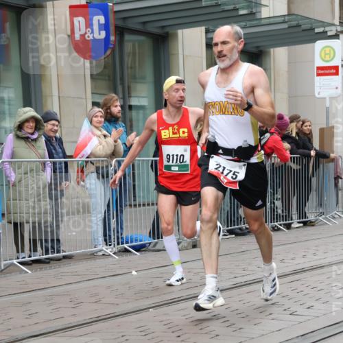 05.10.2025 - 20. swb-Marathon Bremen Strokosch-Dieckow http://msf.ph/oto/9293169 05.10.2025 12:44:19 Ziel 5, 6, 8, 263, 1618, 1687, 2175, 9110, 5, 6, 8, 263, 1618, 1687, 2175, 9110 meine-sportfotos.de