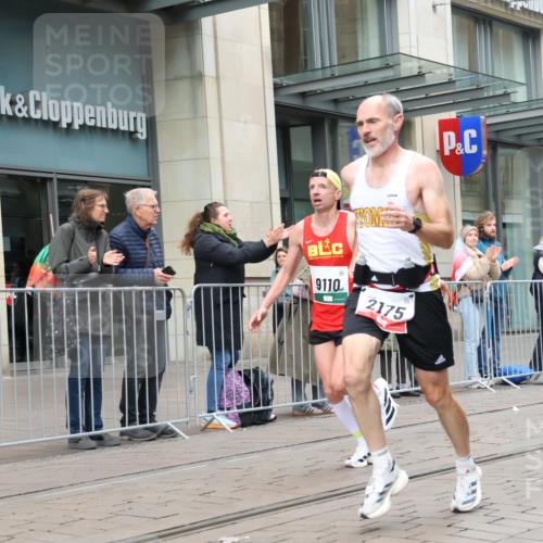 05.10.2025 - 20. swb-Marathon Bremen Strokosch-Dieckow http://msf.ph/oto/9293180 05.10.2025 12:44:20 Ziel 5, 6, 8, 263, 1618, 1687, 2175, 9110, 5, 6, 8, 263, 1618, 1687, 2175, 9110 meine-sportfotos.de