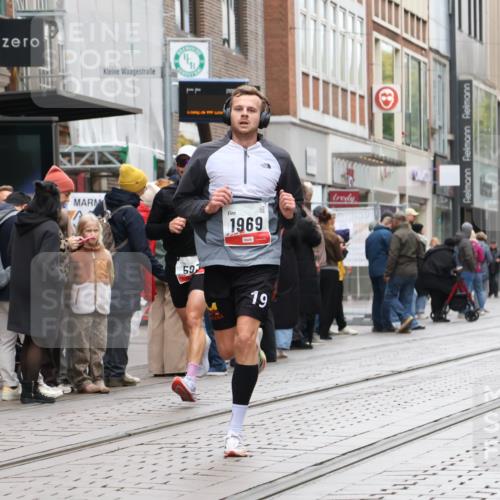 05.10.2025 - 20. swb-Marathon Bremen Strokosch-Dieckow http://msf.ph/oto/9293326 05.10.2025 12:45:09 Ziel 593, 1969, 593, 1969 meine-sportfotos.de