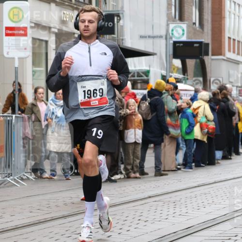 05.10.2025 - 20. swb-Marathon Bremen Strokosch-Dieckow http://msf.ph/oto/9293339 05.10.2025 12:45:10 Ziel 593, 1969, 593, 1969 meine-sportfotos.de