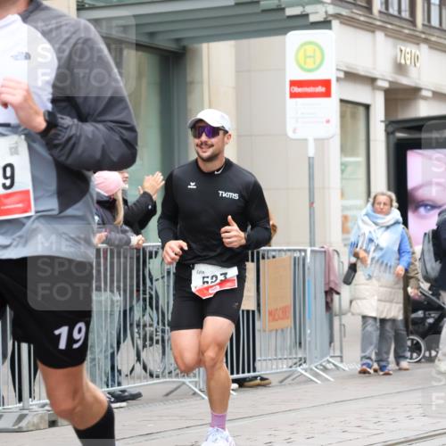 05.10.2025 - 20. swb-Marathon Bremen Strokosch-Dieckow http://msf.ph/oto/9293344 05.10.2025 12:45:11 Ziel 593, 1969, 593, 1969 meine-sportfotos.de