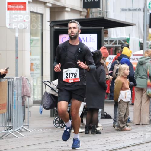 05.10.2025 - 20. swb-Marathon Bremen Strokosch-Dieckow http://msf.ph/oto/9293387 05.10.2025 12:45:39 Ziel 758, 1668, 2179, 758, 1668, 2179 meine-sportfotos.de