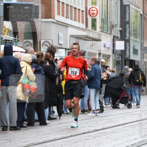 05.10.2025 - 20. swb-Marathon Bremen Strokosch-Dieckow http://msf.ph/oto/9293420 05.10.2025 12:45:44 Ziel 758, 1303, 1668, 2179, 758, 1303, 1668, 2179 meine-sportfotos.de