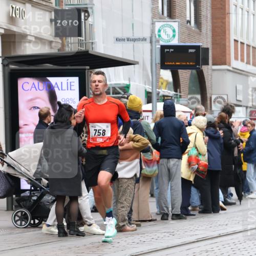 05.10.2025 - 20. swb-Marathon Bremen Strokosch-Dieckow http://msf.ph/oto/9293431 05.10.2025 12:45:47 Ziel 758, 1303, 1668, 758, 1303, 1668 meine-sportfotos.de