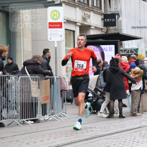 05.10.2025 - 20. swb-Marathon Bremen Strokosch-Dieckow http://msf.ph/oto/9293442 05.10.2025 12:45:48 Ziel 758, 1303, 1668, 758, 1303, 1668 meine-sportfotos.de