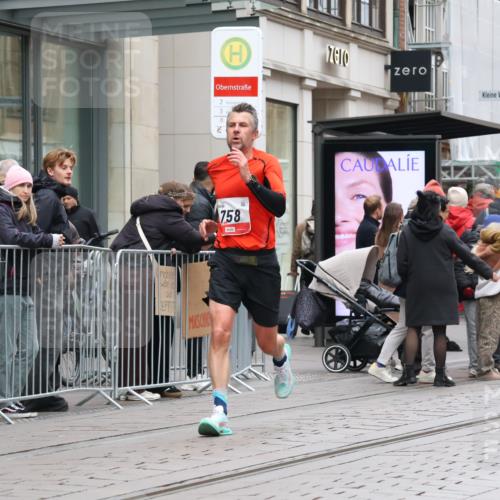 05.10.2025 - 20. swb-Marathon Bremen Strokosch-Dieckow http://msf.ph/oto/9293448 05.10.2025 12:45:48 Ziel 758, 1303, 1668, 758, 1303, 1668 meine-sportfotos.de