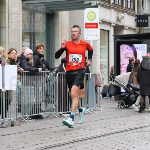 05.10.2025 - 20. swb-Marathon Bremen Strokosch-Dieckow http://msf.ph/oto/9293455 05.10.2025 12:45:48 Ziel 758, 1303, 1668, 758, 1303, 1668 meine-sportfotos.de