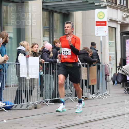 05.10.2025 - 20. swb-Marathon Bremen Strokosch-Dieckow http://msf.ph/oto/9293458 05.10.2025 12:45:49 Ziel 758, 1303, 1668, 758, 1303, 1668 meine-sportfotos.de
