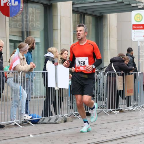 05.10.2025 - 20. swb-Marathon Bremen Strokosch-Dieckow http://msf.ph/oto/9293463 05.10.2025 12:45:49 Ziel 758, 1303, 1668, 758, 1303, 1668 meine-sportfotos.de