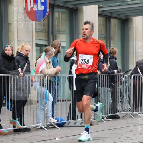 05.10.2025 - 20. swb-Marathon Bremen Strokosch-Dieckow http://msf.ph/oto/9293469 05.10.2025 12:45:49 Ziel 758, 1303, 1668, 758, 1303, 1668 meine-sportfotos.de