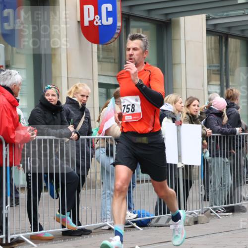 05.10.2025 - 20. swb-Marathon Bremen Strokosch-Dieckow http://msf.ph/oto/9293473 05.10.2025 12:45:49 Ziel 758, 1303, 1668, 758, 1303, 1668 meine-sportfotos.de