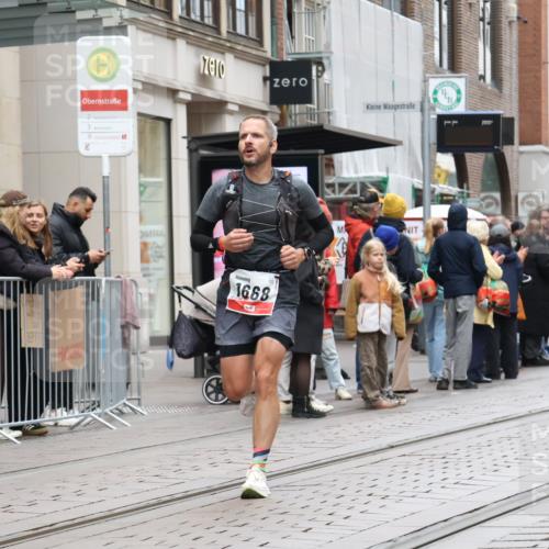 05.10.2025 - 20. swb-Marathon Bremen Strokosch-Dieckow http://msf.ph/oto/9293505 05.10.2025 12:45:55 Ziel 758, 1303, 1668, 2682, 758, 1303, 1668, 2682 meine-sportfotos.de