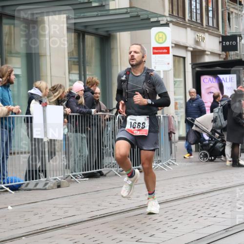 05.10.2025 - 20. swb-Marathon Bremen Strokosch-Dieckow http://msf.ph/oto/9293523 05.10.2025 12:45:55 Ziel 758, 1303, 1668, 2682, 758, 1303, 1668, 2682 meine-sportfotos.de