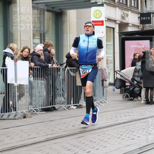 05.10.2025 - 20. swb-Marathon Bremen Strokosch-Dieckow http://msf.ph/oto/9293561 05.10.2025 12:46:01 Ziel 1303, 2682, 1303, 2682 meine-sportfotos.de