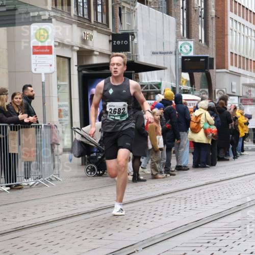 05.10.2025 - 20. swb-Marathon Bremen Strokosch-Dieckow http://msf.ph/oto/9293599 05.10.2025 12:46:18 Ziel 2682, 4251, 8582, 2682, 4251, 8582 meine-sportfotos.de