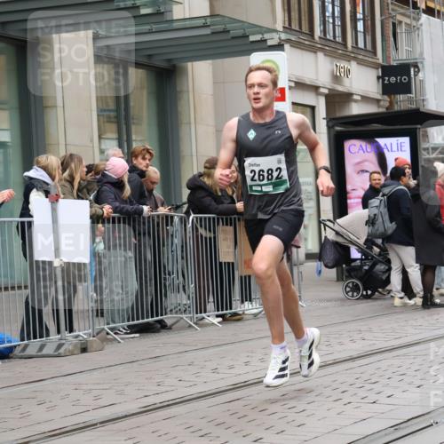 05.10.2025 - 20. swb-Marathon Bremen Strokosch-Dieckow http://msf.ph/oto/9293608 05.10.2025 12:46:18 Ziel 2682, 4251, 8582, 2682, 4251, 8582 meine-sportfotos.de