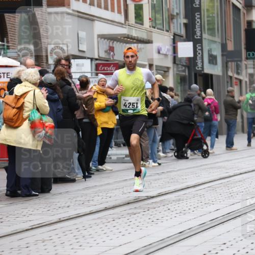 05.10.2025 - 20. swb-Marathon Bremen Strokosch-Dieckow http://msf.ph/oto/9293612 05.10.2025 12:46:21 Ziel 4251, 8582, 4251, 8582 meine-sportfotos.de