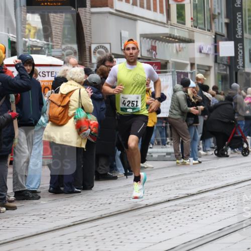 05.10.2025 - 20. swb-Marathon Bremen Strokosch-Dieckow http://msf.ph/oto/9293615 05.10.2025 12:46:22 Ziel 4251, 8582, 4251, 8582 meine-sportfotos.de