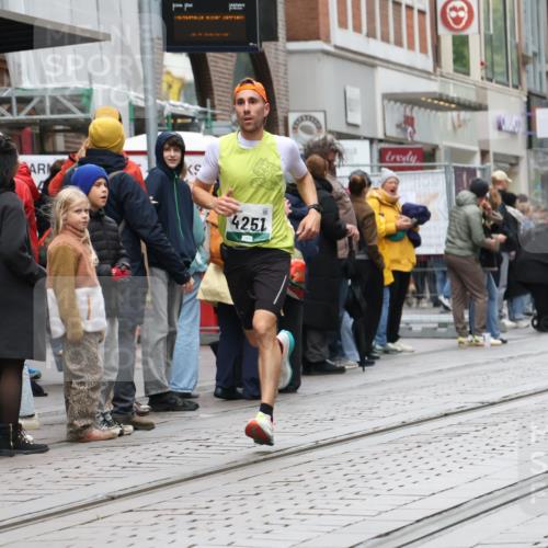 05.10.2025 - 20. swb-Marathon Bremen Strokosch-Dieckow http://msf.ph/oto/9293619 05.10.2025 12:46:23 Ziel 4251, 8582, 4251, 8582 meine-sportfotos.de