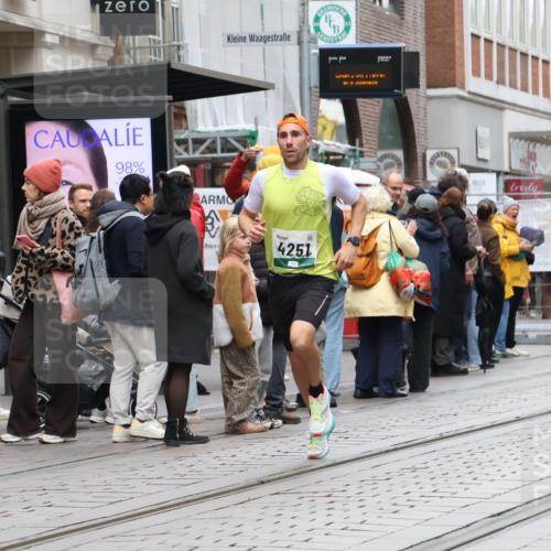 05.10.2025 - 20. swb-Marathon Bremen Strokosch-Dieckow http://msf.ph/oto/9293625 05.10.2025 12:46:23 Ziel 4251, 8582, 4251, 8582 meine-sportfotos.de