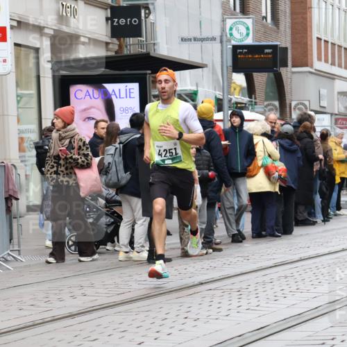 05.10.2025 - 20. swb-Marathon Bremen Strokosch-Dieckow http://msf.ph/oto/9293628 05.10.2025 12:46:24 Ziel 4251, 8582, 4251, 8582 meine-sportfotos.de