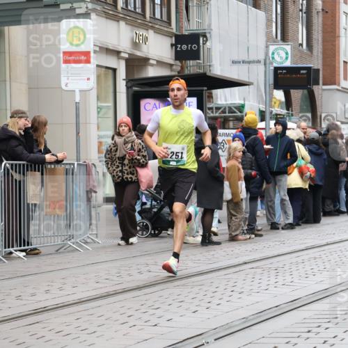 05.10.2025 - 20. swb-Marathon Bremen Strokosch-Dieckow http://msf.ph/oto/9293633 05.10.2025 12:46:24 Ziel 4251, 8582, 4251, 8582 meine-sportfotos.de