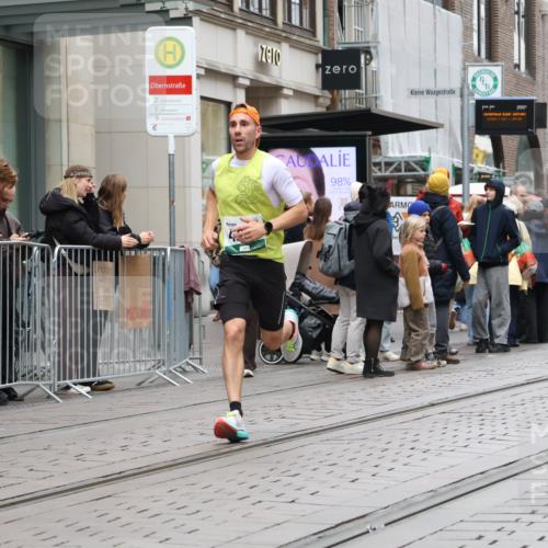 05.10.2025 - 20. swb-Marathon Bremen Strokosch-Dieckow http://msf.ph/oto/9293637 05.10.2025 12:46:24 Ziel 4251, 8582, 4251, 8582 meine-sportfotos.de