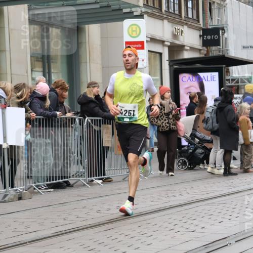 05.10.2025 - 20. swb-Marathon Bremen Strokosch-Dieckow http://msf.ph/oto/9293642 05.10.2025 12:46:25 Ziel 4251, 8582, 4251, 8582 meine-sportfotos.de