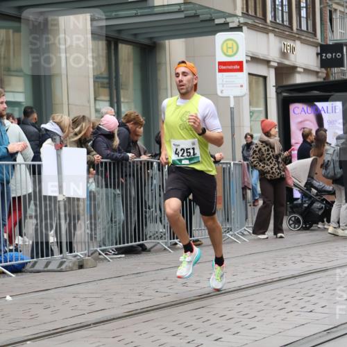 05.10.2025 - 20. swb-Marathon Bremen Strokosch-Dieckow http://msf.ph/oto/9293647 05.10.2025 12:46:25 Ziel 4251, 8582, 4251, 8582 meine-sportfotos.de