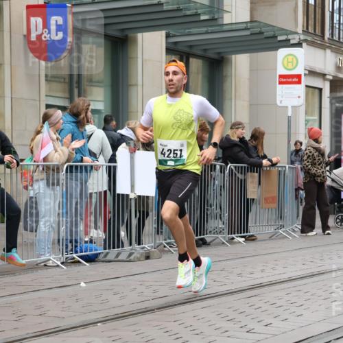 05.10.2025 - 20. swb-Marathon Bremen Strokosch-Dieckow http://msf.ph/oto/9293653 05.10.2025 12:46:25 Ziel 4251, 8582, 4251, 8582 meine-sportfotos.de
