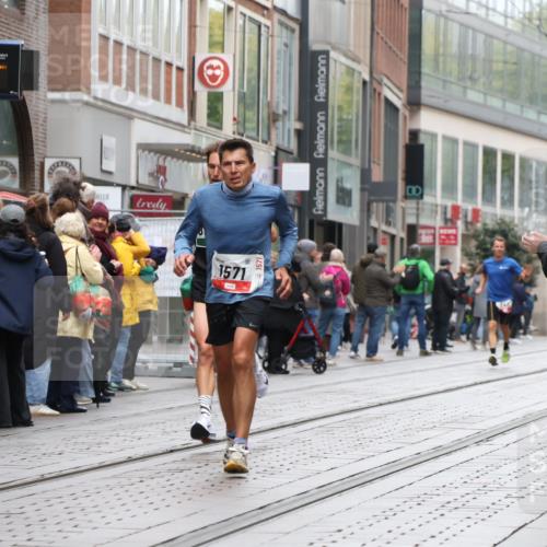 05.10.2025 - 20. swb-Marathon Bremen Strokosch-Dieckow http://msf.ph/oto/9293658 05.10.2025 12:46:37 Ziel 940, 1571, 6957, 8582, 940, 1571, 6957, 8582 meine-sportfotos.de