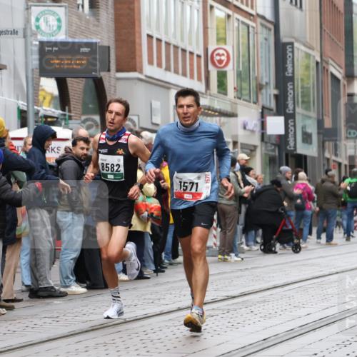 05.10.2025 - 20. swb-Marathon Bremen Strokosch-Dieckow http://msf.ph/oto/9293662 05.10.2025 12:46:37 Ziel 940, 1571, 6957, 8582, 940, 1571, 6957, 8582 meine-sportfotos.de