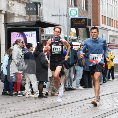 05.10.2025 - 20. swb-Marathon Bremen Strokosch-Dieckow http://msf.ph/oto/9293672 05.10.2025 12:46:38 Ziel 940, 1571, 6957, 8582, 940, 1571, 6957, 8582 meine-sportfotos.de