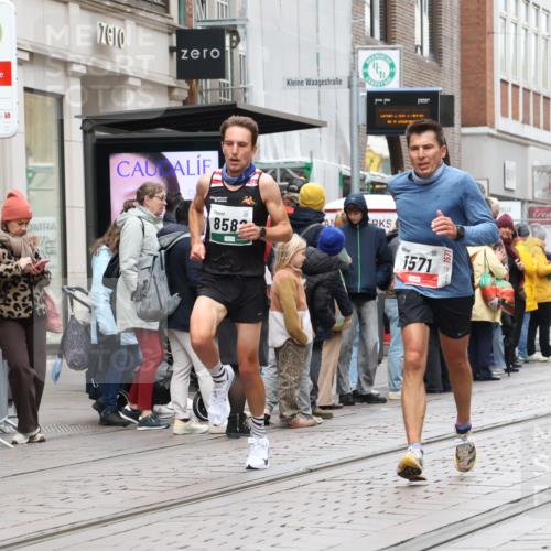 05.10.2025 - 20. swb-Marathon Bremen Strokosch-Dieckow http://msf.ph/oto/9293678 05.10.2025 12:46:38 Ziel 940, 1571, 6957, 8582, 940, 1571, 6957, 8582 meine-sportfotos.de