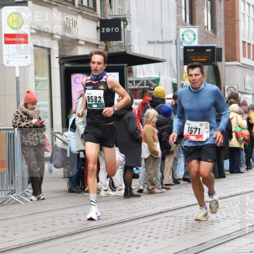 05.10.2025 - 20. swb-Marathon Bremen Strokosch-Dieckow http://msf.ph/oto/9293684 05.10.2025 12:46:39 Ziel 940, 1571, 6957, 8582, 940, 1571, 6957, 8582 meine-sportfotos.de