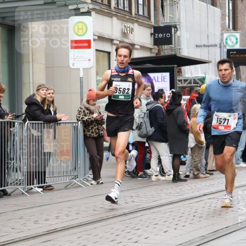05.10.2025 - 20. swb-Marathon Bremen Strokosch-Dieckow http://msf.ph/oto/9293689 05.10.2025 12:46:39 Ziel 940, 1571, 6957, 8582, 940, 1571, 6957, 8582 meine-sportfotos.de