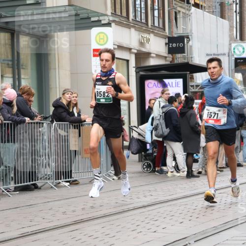 05.10.2025 - 20. swb-Marathon Bremen Strokosch-Dieckow http://msf.ph/oto/9293695 05.10.2025 12:46:39 Ziel 940, 1571, 6957, 8582, 940, 1571, 6957, 8582 meine-sportfotos.de