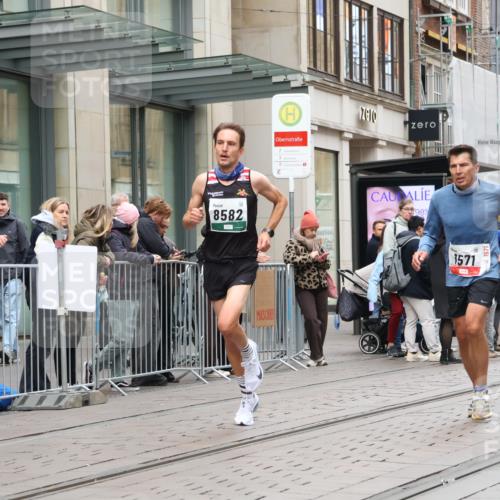 05.10.2025 - 20. swb-Marathon Bremen Strokosch-Dieckow http://msf.ph/oto/9293699 05.10.2025 12:46:39 Ziel 940, 1571, 6957, 8582, 940, 1571, 6957, 8582 meine-sportfotos.de