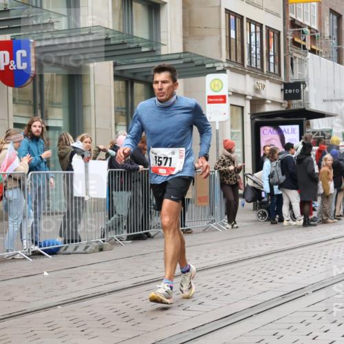 05.10.2025 - 20. swb-Marathon Bremen Strokosch-Dieckow http://msf.ph/oto/9293714 05.10.2025 12:46:41 Ziel 940, 1571, 6957, 7259, 8582, 940, 1571, 6957, 7259, 8582 meine-sportfotos.de