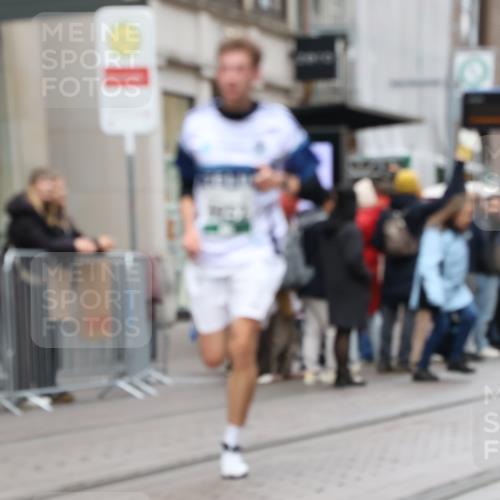 05.10.2025 - 20. swb-Marathon Bremen Strokosch-Dieckow http://msf.ph/oto/9293752 05.10.2025 12:46:52 Ziel 940, 999, 1700, 6957, 7259, 940, 999, 1700, 6957, 7259 meine-sportfotos.de