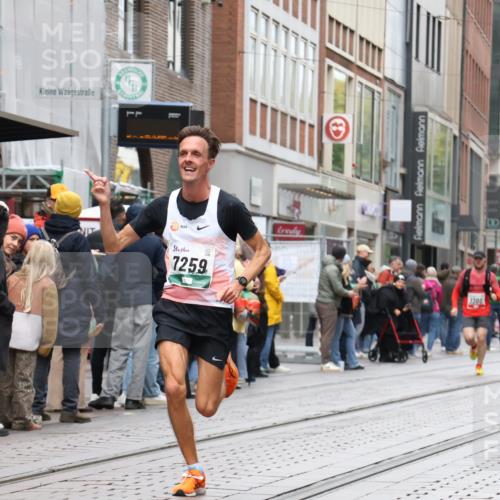 05.10.2025 - 20. swb-Marathon Bremen Strokosch-Dieckow http://msf.ph/oto/9293767 05.10.2025 12:47:00 Ziel 999, 1249, 1700, 7259, 9046, 999, 1249, 1700, 7259, 9046 meine-sportfotos.de