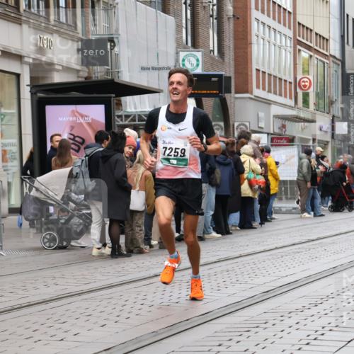05.10.2025 - 20. swb-Marathon Bremen Strokosch-Dieckow http://msf.ph/oto/9293771 05.10.2025 12:47:00 Ziel 999, 1249, 1700, 7259, 9046, 999, 1249, 1700, 7259, 9046 meine-sportfotos.de