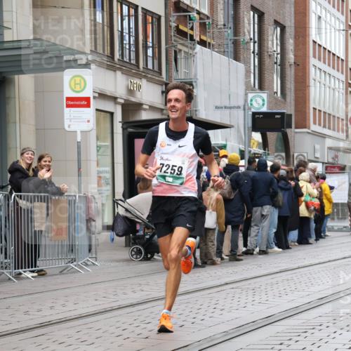 05.10.2025 - 20. swb-Marathon Bremen Strokosch-Dieckow http://msf.ph/oto/9293775 05.10.2025 12:47:01 Ziel 999, 1249, 1700, 7259, 9046, 999, 1249, 1700, 7259, 9046 meine-sportfotos.de
