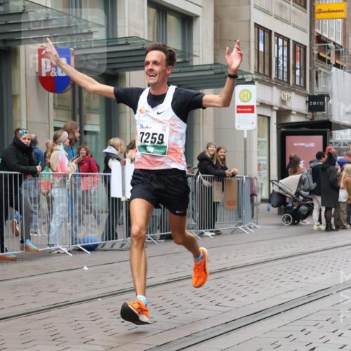 05.10.2025 - 20. swb-Marathon Bremen Strokosch-Dieckow http://msf.ph/oto/9293785 05.10.2025 12:47:02 Ziel 999, 1249, 1700, 7259, 9046, 999, 1249, 1700, 7259, 9046 meine-sportfotos.de