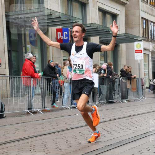05.10.2025 - 20. swb-Marathon Bremen Strokosch-Dieckow http://msf.ph/oto/9293788 05.10.2025 12:47:02 Ziel 999, 1249, 1700, 7259, 9046, 999, 1249, 1700, 7259, 9046 meine-sportfotos.de